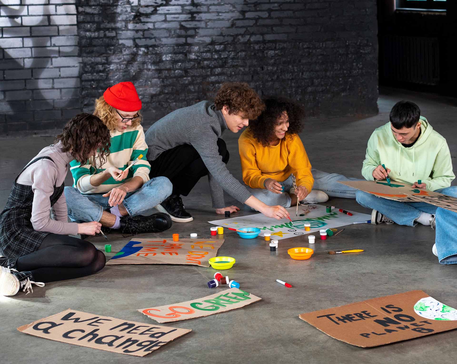Estudiantes jugando en el aula